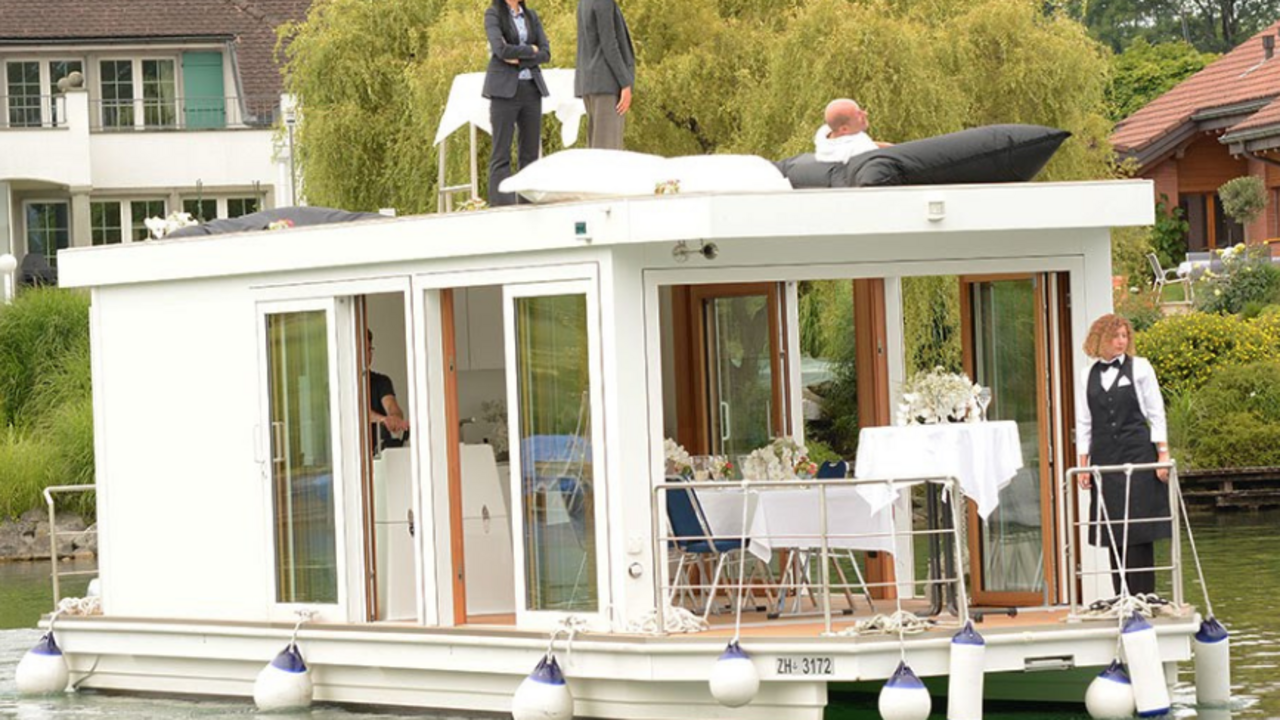 Herzlich willkommen auf Ihrem ganz privaten Raclette- oder Fondueschiff auf dem zauberhaften Zürichsee! Unser wunderschönes Hausboot lässt sich exklusiv mieten, um unvergessliche Stunden auf dem Wasser zu verbringen. Geniessen Sie den atemberaubenden Blick auf die umliegenden Berge und die glitzernde Wasseroberfläche, während Sie sich an köstlichem Raclette oder Fondue erfreuen. Ob romantische Abendessen, fröhliche Familienfeiern oder gesellige Runden mit Freunden - dieses einmalige Erlebnis wird Ihnen noch lange in Erinnerung bleiben.