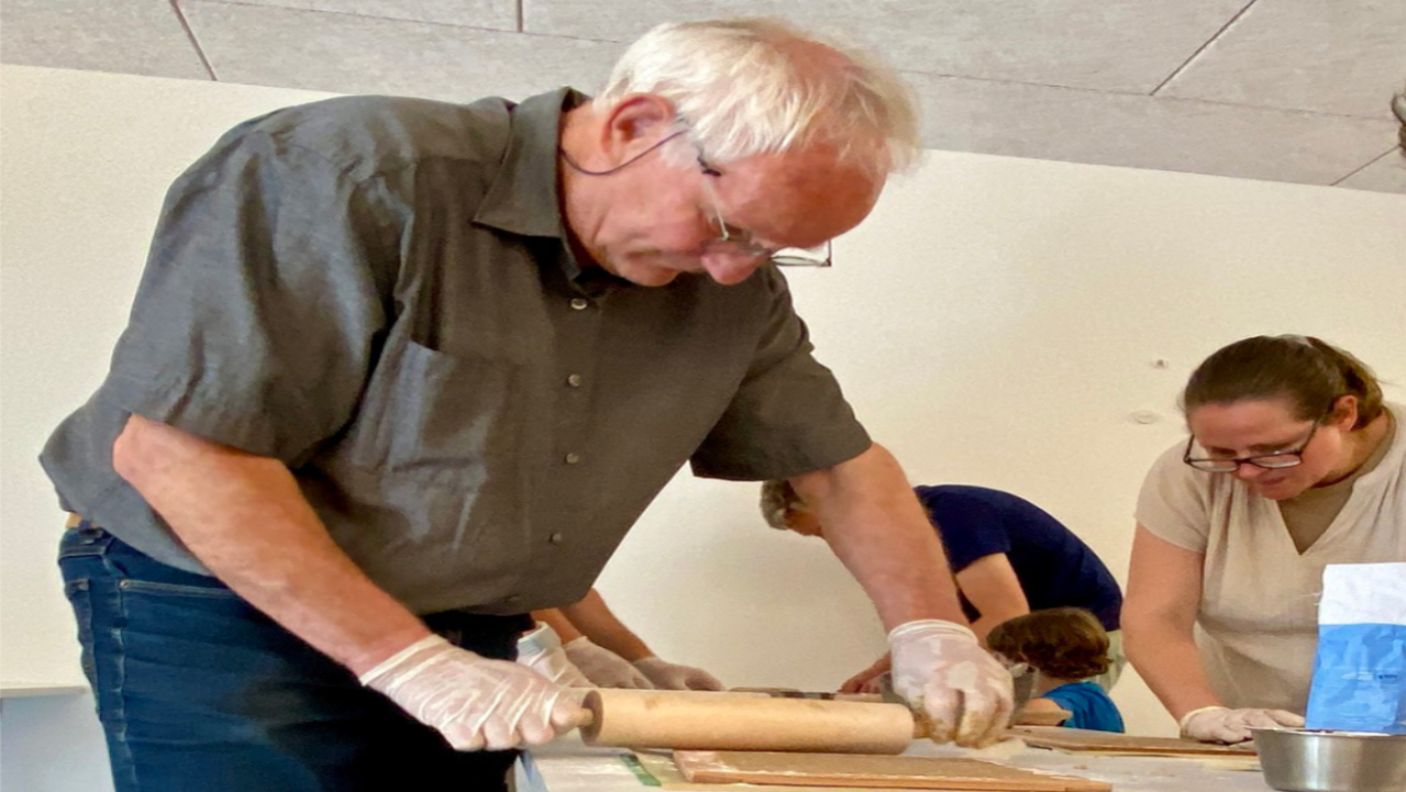 In diesem süssen Läckerli Workshop lernen Sie Basler Läckerli selber herstellen. Ein unterhaltsamer Team Event mit Geschichte zum Basler Läckerli und Handarbeit bis das Gebäck fertig ist. Vereinsanlass, Firmenevent, Familientreffen, Geburtstagsfeier, Babyshower Party, Polterabend, Weihnachts- oder Vollmondbacken.