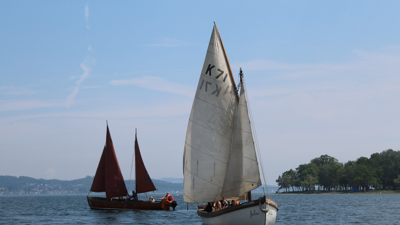Erleben Sie mit Ihrem Team ein unvergessliches Segelabenteuer auf dem malerischen Bodensee! Beim Teamsegeln geht es nicht nur darum, das Boot mit Windkraft über das Wasser zu bewegen – es geht vor allem um Zusammenarbeit, Koordination und Kommunikation. Ob als entspannter Segeltörn oder als freundschaftlicher Teamwettkampf: Dieses Erlebnis bringt Schwung in jede Gruppe und stärkt das Wir-Gefühl auf einzigartige Weise.