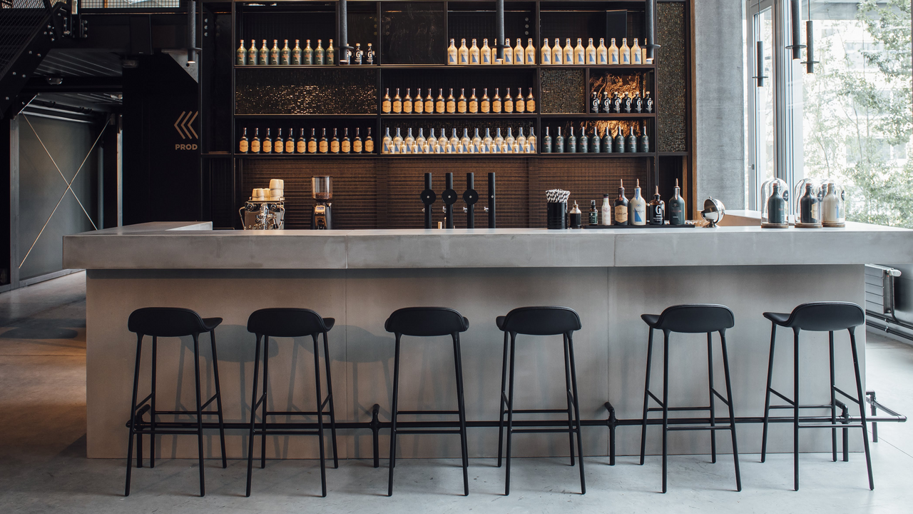 Nach einem Welcome Drink eurer Wahl erfahrt ihr alles Wissenswerte über die Geschichte des Gins und dessen Herstellung. Ihr werdet durch die Räumlichkeiten sowie die Produktion geführt und bekommt einen Einblick in die erste Destillerie der Stadt Zürich. Während der anschliessenden Degustation erzählen wir euch mehr über unsere Destillate und beantworten gerne eure Fragen. Zum Abschluss erhält jede Teilnehmer:in zudem noch ein kleines Give-Away von uns. Der perfekte Event für alle, welche viel erleben möchten, aber nur wenig Zeit mitbringen! Der private Führung kostet 55.- pro Person und wird ab 8 Teilnehmern durchgeführt. Für private Gruppen gibt es weitere Angebote, stelle gerne eine Offertanfrage.