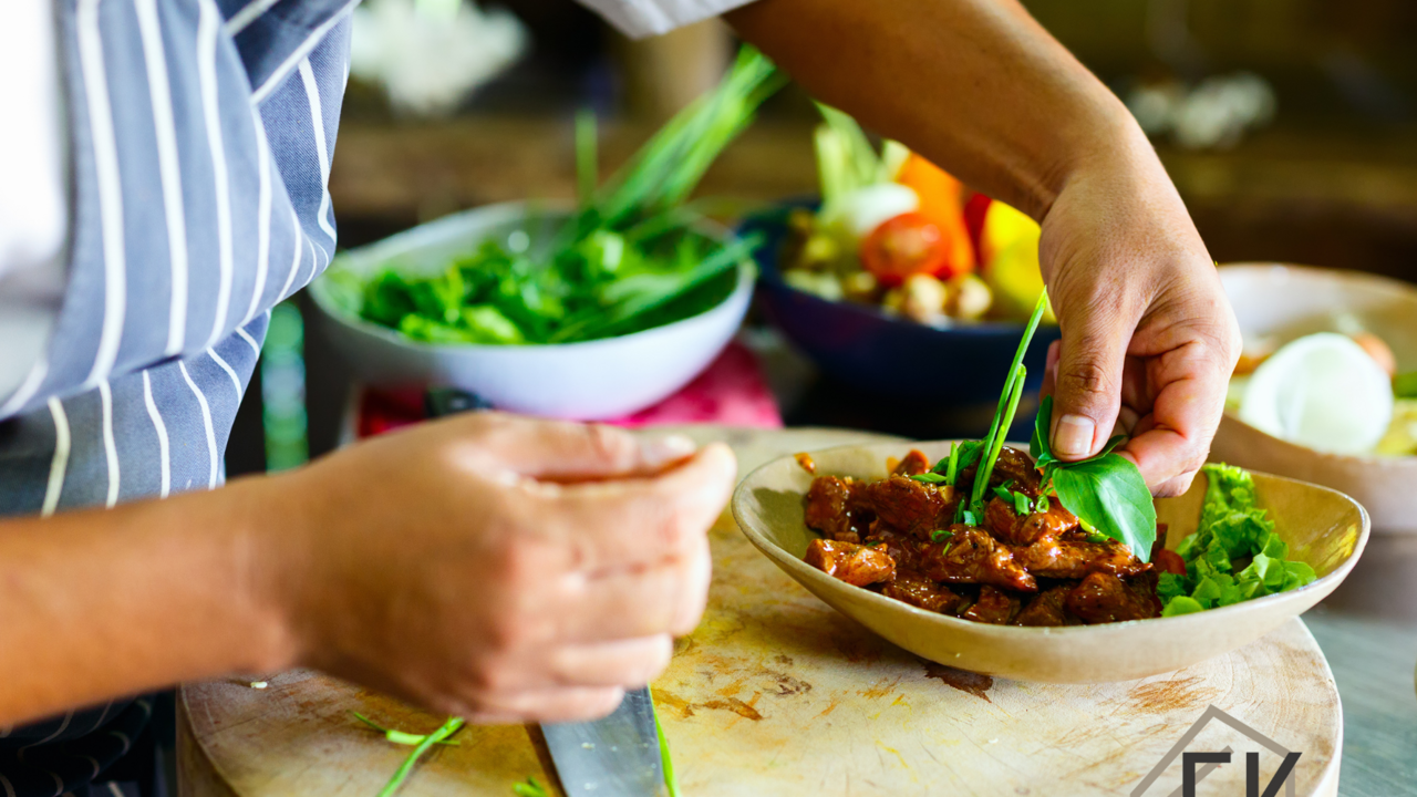 Der Workshop Auf unterhaltsame und entspannte Weise lässt dieser Event Ihr Team enger zusammenrücken. Alle Teilnehmenden arbeiten gemeinsam daran, ein köstliches Menü auf den Tisch zu bringen, trainieren dabei ihre Kommunikation und ihr Zeitmanagement und lernen, auf kreative Weise Probleme zu lösen. Nach der Ankunft vor Ort starten Sie den Event auf Wunsch mit einem Begrüssungsapéro. Anschliessend geht es ans Kochen: Unter professioneller Anleitung übernehmen die Teilnehmenden verschiedene Aufgaben wie das Vorbereiten, das Kochen und das Anrichten der Speisen. In kleinen Gruppen bereiten Sie Vorspeise, Hauptgang und Dessert. Es ist auch möglich unseren Seminarraum dazu zumieten. Wir freuen uns auf euch!