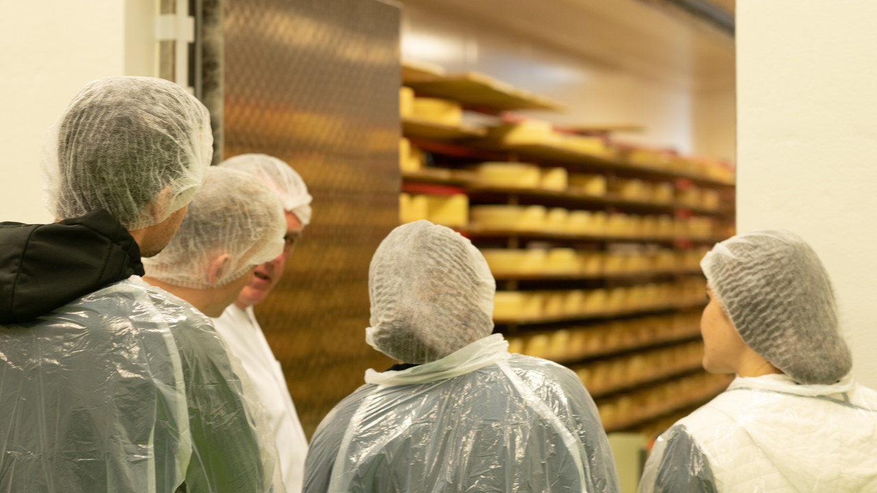 Erleben Sie die Welt der Einsiedler Bergmilchprodukte hautnah und entdecken Sie, wie Tradition und Handwerk in unserer Milchmanufaktur zusammenfinden. Freuen Sie sich auf eine spannende Führung mit anschliessender Degustation feinster Käse- und Joghurtspezialitäten.