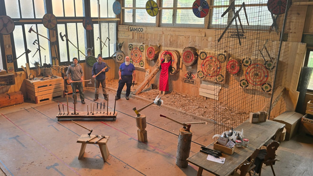 Lerne das Axtwerfen von Grund auf. Ein erfahrener Instruktor begleitet euch durch die gesamte Session. Enthalten: Einführung in Wurftechnik & Sicherheit Individuelles Training mit Tipps vom Profi Mini-Wettkampf untereinander Wurfgegenstände Turnier Axt Doppelaxt Spaltaxt Kleine Äxte Schaufel