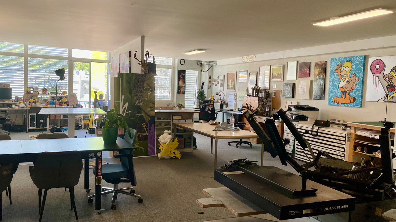 Unser Workshop bietet dir die Möglichkeit, Kleidung mit deinem eigenen Design ganz individuell zu gestalten. Egal ob du ein zusammenschweissendes Teambuilding-Event planst, ob du auf der Suche nach einer aussergewöhnlichen Erfahrung für einen Geburtstag bist oder ob du mit deinen Freunden einfach mal etwas Neues, Kreatives ausprobieren willst.