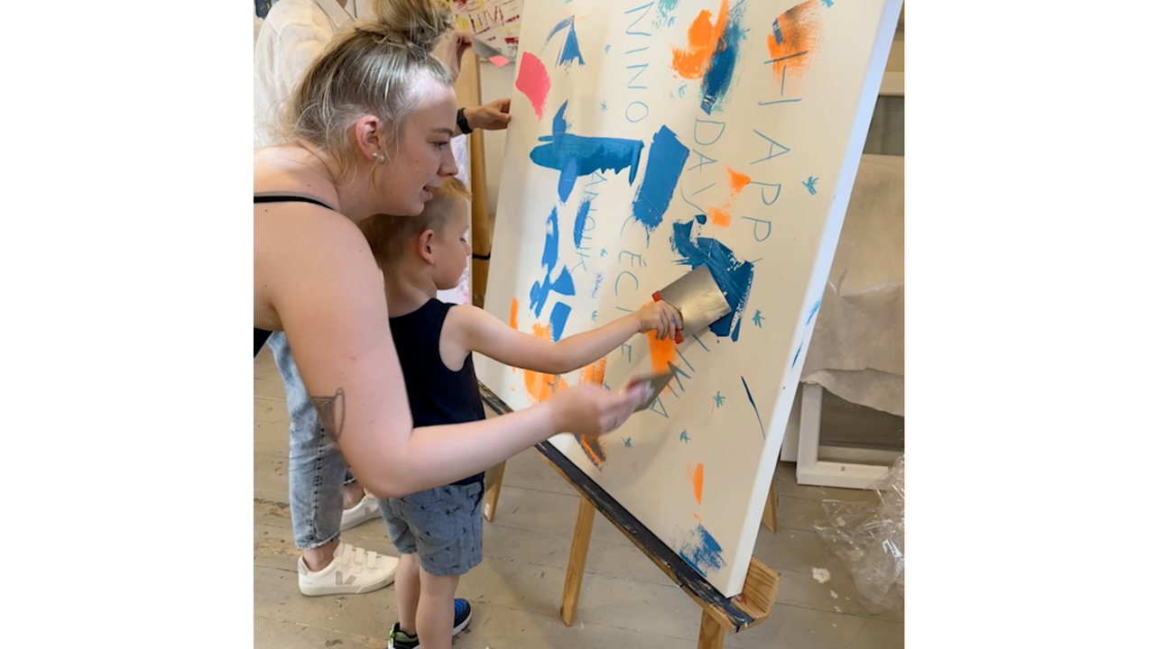 Tauche ein in die Welt der Farben und erlebe, wie Kunst Generationen verbindet! Ob Kinder, Eltern, Grosseltern oder sogar der Familienhund – beim Generationenmalen könnt ihr eure Kreativität frei entfalten. In diesem besonderen Workshop entsteht ein gemeinsames Kunstwerk, das nicht nur euer Zuhause verschönert, sondern auch an ein unvergessliches Erlebnis mit euren Liebsten erinnert.