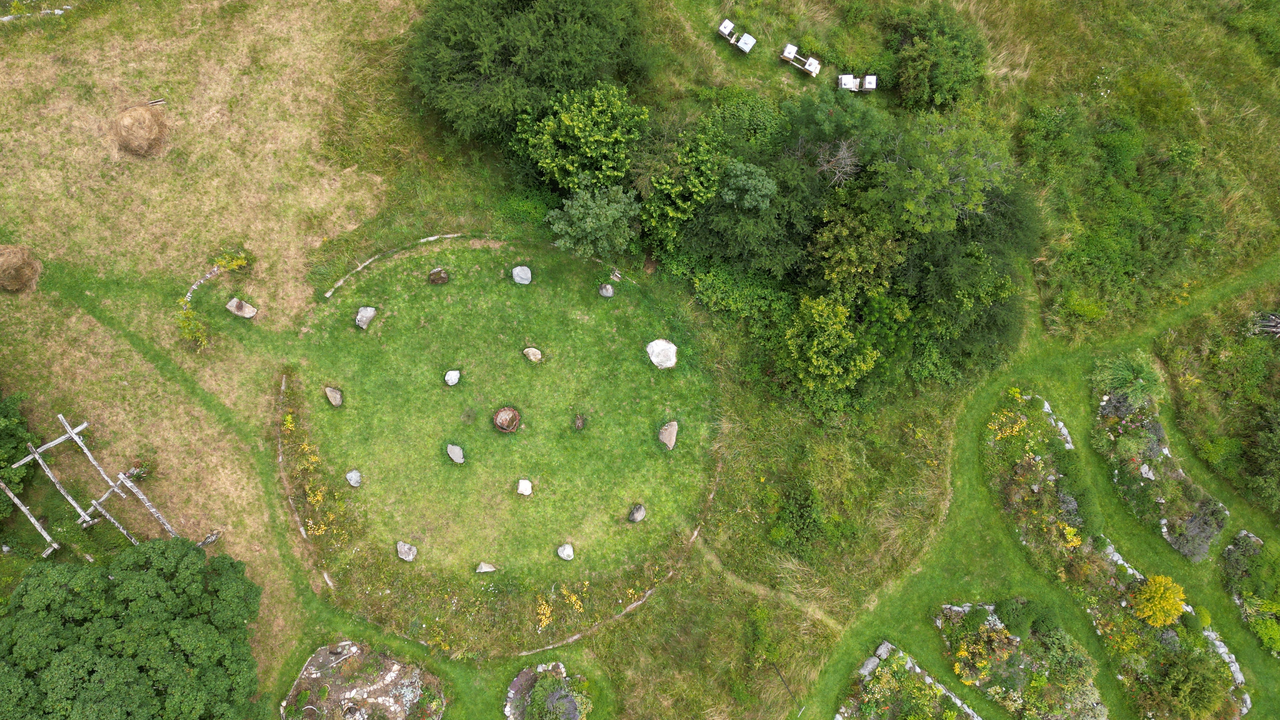 Viele Orte in den Alpen gelten seit Jahrhunderten als besondere Kraftplätze. Auf dieser Führung lernen Sie markante Bäume, Felsen und von Menschen geschaffene Orte der Stille kennen. Begleitet von kurzen Meditationen und stillen Momenten können Sie die besondere Atmosphäre dieser Plätze bewusst wahrnehmen. Jeder Ort erzählt seine eigene Geschichte und lädt dazu ein, in eine tiefere Verbindung mit der Natur zu treten.