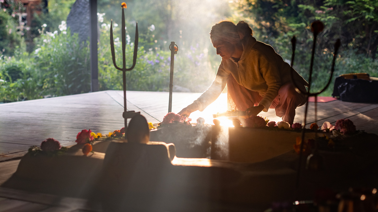Diese Alp dient bereits seit über 40 Jahren als Rückzugs- und Erfahrungsort für Menschen auf der ganzen Welt, welche auf der Suche sind nach Stille, innerem Frieden und einer spirituellen Praxis. Durch tägliche Rituale und eine bewusste Ausrichtung hat der Platz eine einzigartige Kraft entwickelt. Wir wollen diese Kraft gemeinsam erkunden und uns einen Tag lang auf den Weg durch die Kraftquellen der Alp begeben.