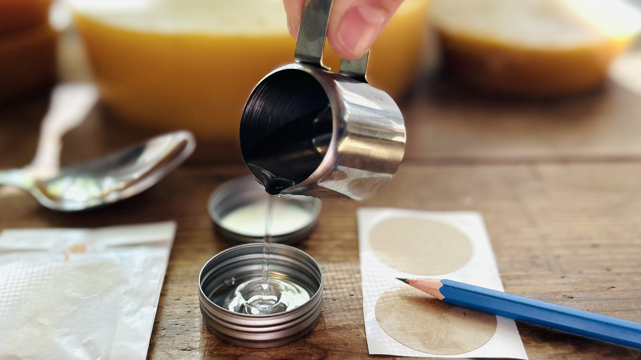 Gschänkli Workshop - mit der Magie des Selbermachens produziert ihr eure eigenen, wohltuenden Balsame und Bienenwachskerzen. Stelle mit deinem Team einzigartige Weihnachtsgeschenke ganz nach dem Motto "Slow Living" her. Mit unserem Stadtzürcher Bienenwachs zaubert ihr Lippen- und Erkältungsbalsame, Kerzen und weitere Mitbringsel, für euch selbst, für eure Arbeitskolleg:innen oder Kund:innen.