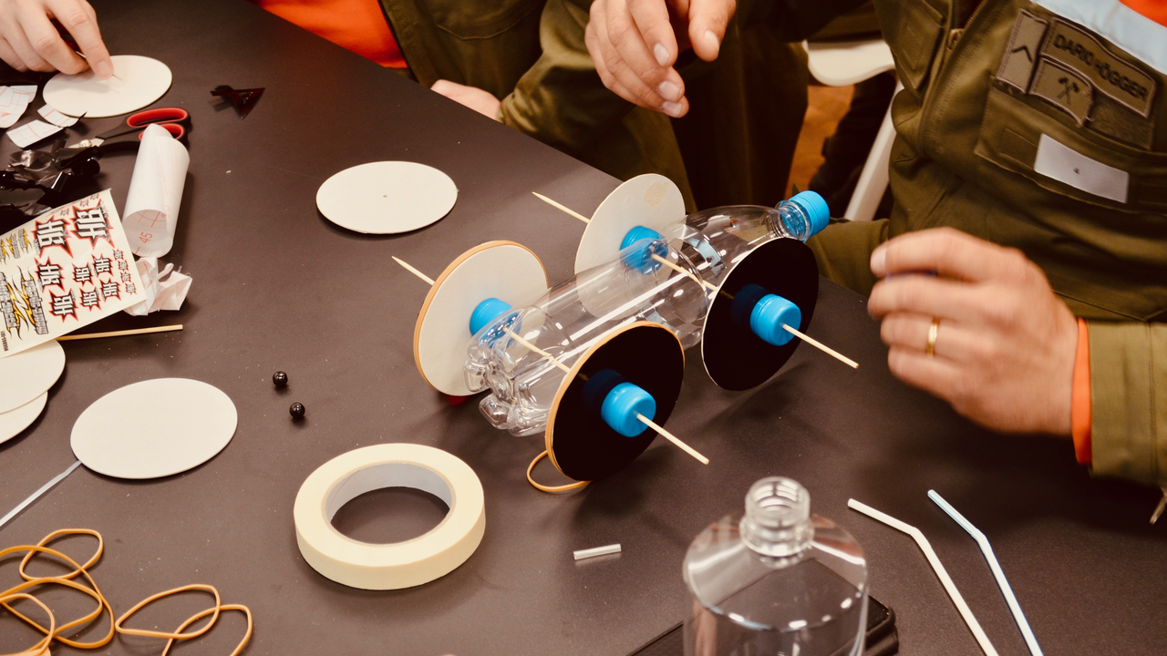 Kreativer Autobau-Workshop Aus einfachen Materialien entstehen aussergewöhnliche Rennautos. Sieger ist, wer die weiteste Strecke mit einer "Tankfüllung Luft" zurücklegt. Auf die Plätze - fertig - los!