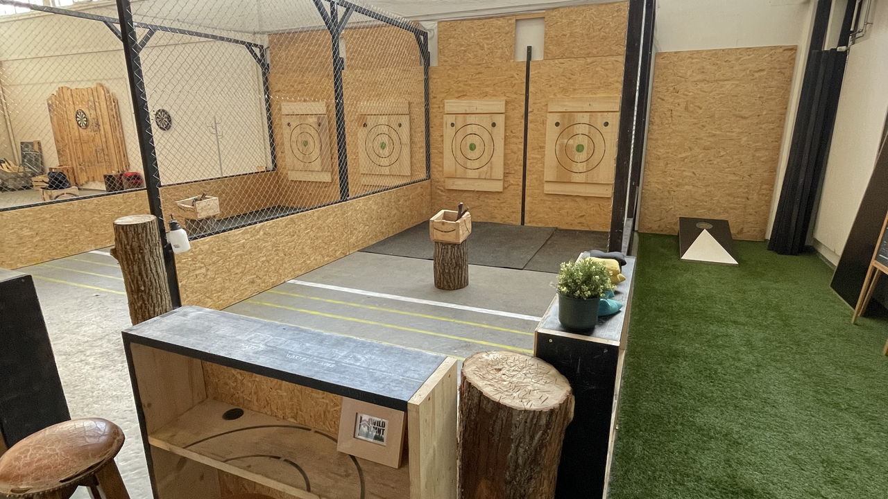 Ihr habt Lust auf was Neues? Hier bekommt ihr die ultimative Axt-periance: 90 Minuten Axtwerfen inkl. Safety Briefing, Technik Einführung und Training, Turnier und ggf. Trickshots. Alles begleitet durch einen Axt Coach. Auch andere Spielformen wie Cornhole, Nageln oder Darts stehen euch zur Verfügung.