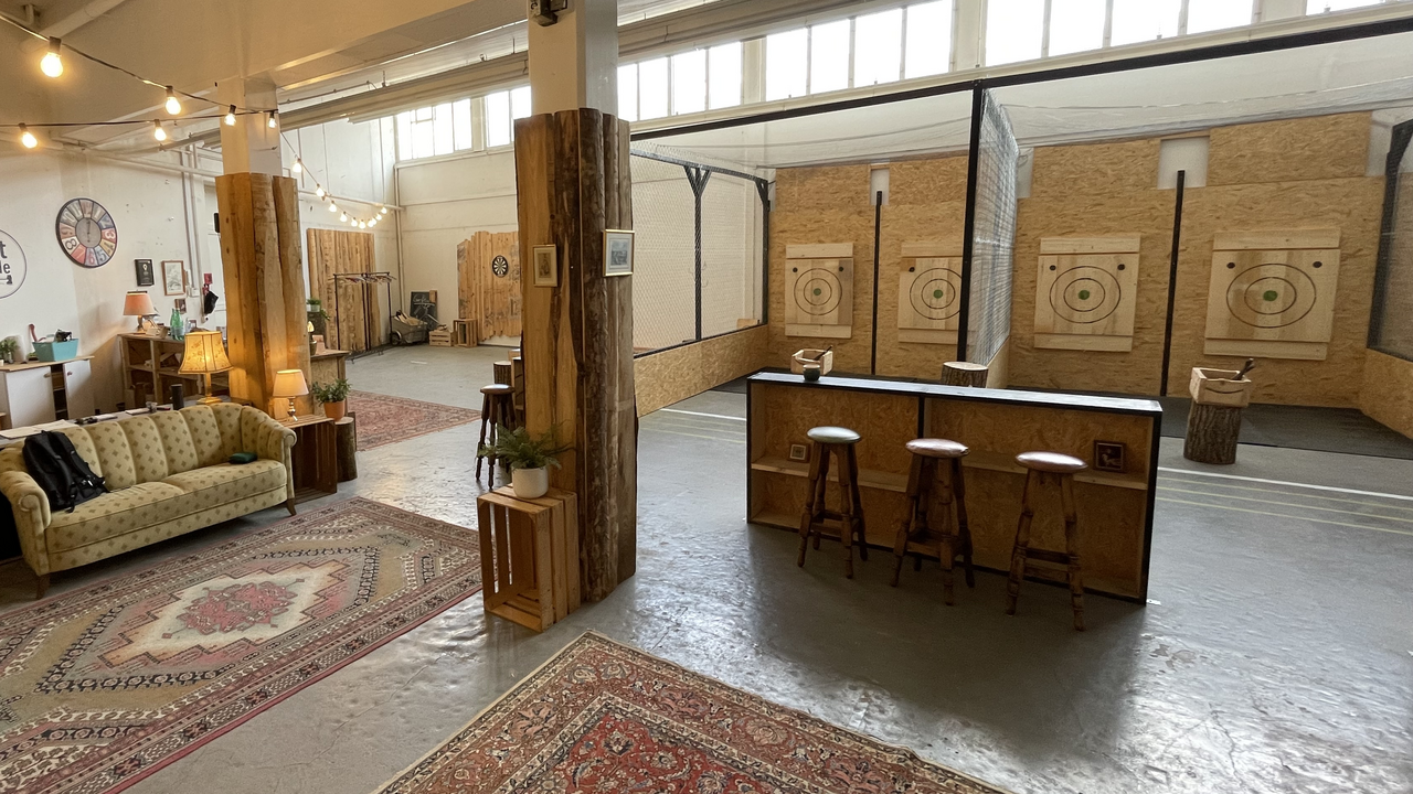 Ihr habt Lust auf was Neues? Hier bekommt ihr die ultimative Axt-periance: 90 Minuten Axtwerfen inkl. Safety Briefing, Technik Einführung und Training, Turnier und ggf. Trickshots. Alles begleitet durch einen Axt Coach. Auch andere Spielformen wie Cornhole, Nageln oder Darts stehen euch zur Verfügung.