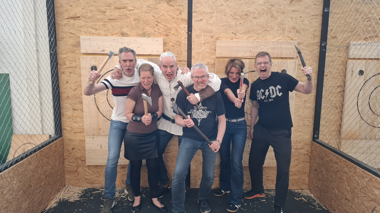 Ihr habt Lust auf was Neues? Hier bekommt ihr die ultimative Axt-periance: 90 Minuten Axtwerfen inkl. Safety Briefing, Technik Einführung und Training, Turnier und ggf. Trickshots. Alles begleitet durch einen Axt Coach. Auch andere Spielformen wie Cornhole, Nageln oder Darts stehen euch zur Verfügung.