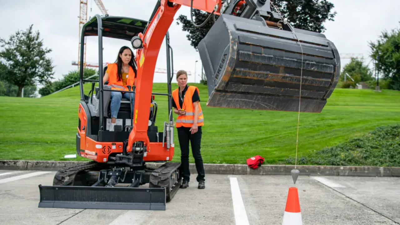 Bagger Erlebnis mit Apero Während eines einstündigen Baustellen-Apéros haben die Teilnehmer die Möglichkeit, ihre Fähigkeiten im Umgang mit einem Bagger (2.5t – 3.5t) unter Beweis zu stellen. Wer bewahrt die ruhigsten Nerven und meistert die Geschicklichkeitsaufgabe am schnellsten?
