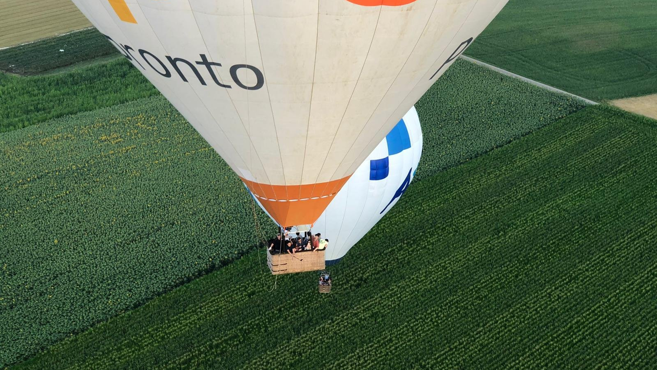Ballonfahrt in der ganzen Schweiz: Geniessen Sie einzigartige Aus- und Weitblicke über die Landschaft. Eine Heissluftballonfahrt ist ein einmaliges Erlebnis. Das Abenteuer beginnt mit dem Aufbau und den Vorbereitungen mit den Piloten. Sie erhalten eine fundierte Einweisung und starten dann zwischen 60 und 90 Minuten in die Lüfte. Unsere Erlebnisballonfahrt bieten wir Ihnen am Abend bei Sonnenuntergang und am Morgen bei Sonnenaufgang ab unseren 26 Startorten in der ganzen Schweiz an.