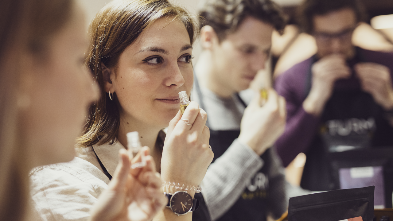Kaffee Barista Workshop St. Gallen: Sie möchten mit Ihren Freunden oder Kollegen eine Teambuilding-Aktivität durchführen und dabei noch genüsslich Kaffee verköstigen oder gar einen Wettbewerb daraus machen? Absolvieren Sie mit Ihrem Team einen Barista Workshop und werfen Sie einen Blick hinter die Kulissen einer Kaffee Rösterei.