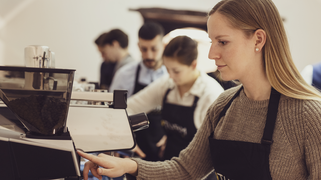 Kaffee Barista Workshop St. Gallen: Sie möchten mit Ihren Freunden oder Kollegen eine Teambuilding-Aktivität durchführen und dabei noch genüsslich Kaffee verköstigen oder gar einen Wettbewerb daraus machen? Absolvieren Sie mit Ihrem Team einen Barista Workshop und werfen Sie einen Blick hinter die Kulissen einer Kaffee Rösterei.