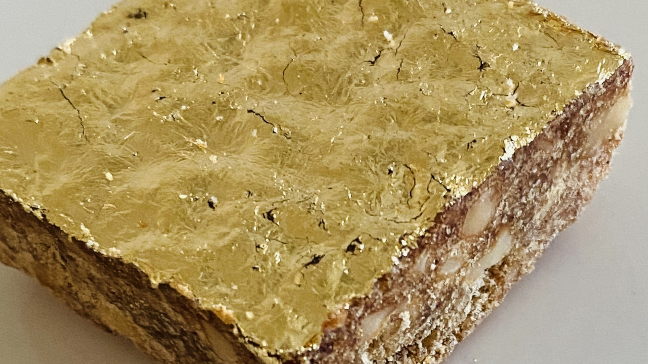 In diesem süssen Läckerli Workshop lernen Sie Basler Läckerli selber herstellen. Ein unterhaltsamer Team Event mit Geschichte zum Basler Läckerli und Handarbeit bis das Gebäck fertig ist. Vereinsanlass, Firmenevent, Familientreffen, Geburtstagsfeier, Babyshower Party, Polterabend, Weihnachts- oder Vollmondbacken.