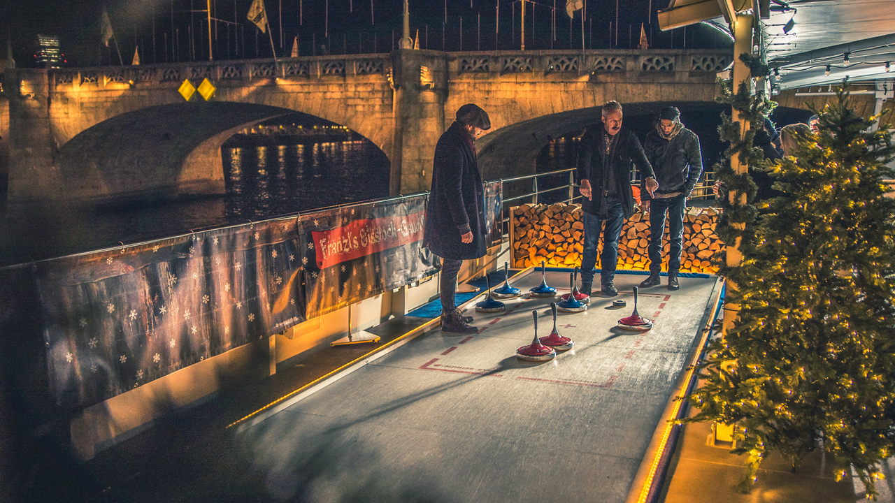 Ein festliches Wintererlebnis mitten auf dem Rhein in Basel mit ihrer Gruppe? Auf dem Rhystärn wird Ihre Weihnachtsfeier zu einem gemütlichen Abend in festlicher Atmosphäre. Ein kulinarischen Genuss ergänzt mit einem Eisstockgaudi. Geniessen Sie die Fahrt durch die weihnachtlich beleuchtete Stadt Basel.