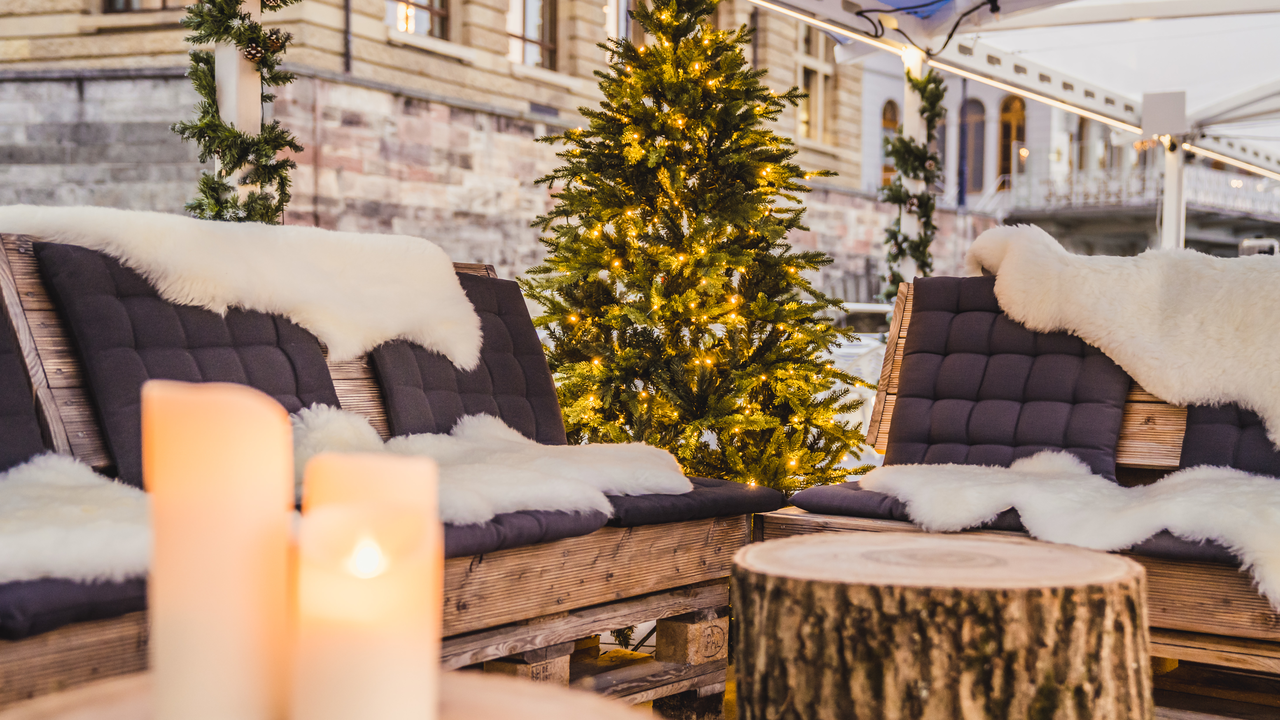 Ein festliches Wintererlebnis mitten auf dem Rhein in Basel mit ihrer Gruppe? Auf dem Rhystärn wird Ihre Weihnachtsfeier zu einem gemütlichen Abend in festlicher Atmosphäre. Ein kulinarischen Genuss ergänzt mit einem Eisstockgaudi. Geniessen Sie die Fahrt durch die weihnachtlich beleuchtete Stadt Basel.