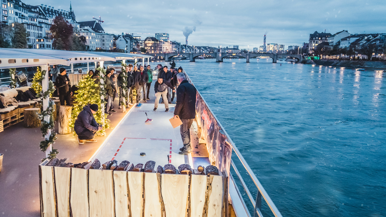 Winterschiff auf dem Rhein Ein festliches Wintererlebnis mitten auf dem Rhein in Basel mit ihrer Gruppe? Auf dem Rhystärn wird Ihre Weihnachtsfeier zu einem gemütlichen Abend in festlicher Atmosphäre. Ein kulinarischen Genuss ergänzt mit einem Eisstockgaudi. Geniessen Sie die Fahrt durch die weihnachtlich beleuchtete Stadt Basel.