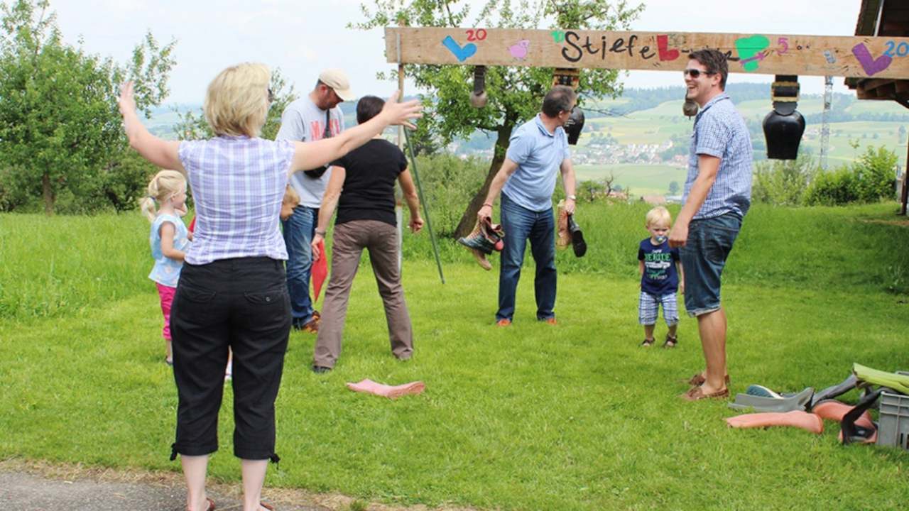 Bauernhofspiele nähe Luzern Die Bauernhofolymp-Games haben sich zum Klassiker für Firmenanlässe und Feste jeglicher Art entwickelt. Spiel und Spass ist garantiert! Die Aktivitäten können als lockerer «Spiel & Spass-Event» aber auch als Wettkämpfe oder einer Mixform veranstaltet werden. Für die Rangverkündigung stellen wir Ihnen gerne Produkte vom Hof und aus unserem Hofladen zur Verfügung.
