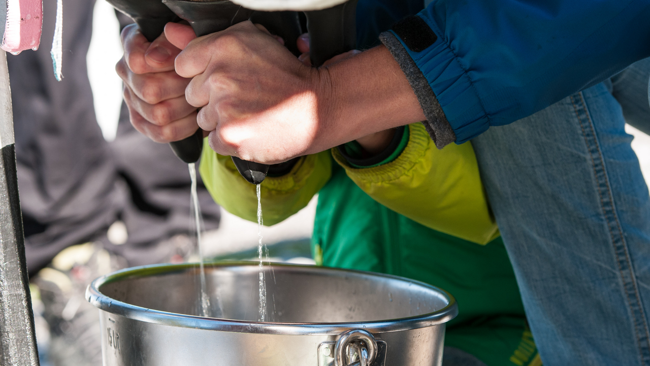 Teamspaß mit Elan und Esprit! Erlebt einen unvergesslichen Tag voller Herausforderung, den wahren Teamgeist wecken! Ob beim Armbrustschießen , beim witzigen Mistbänne-Parcours , dem abenteuerlichen Gülleskiparcours , oder beim Hühnerfangen – hier ist Geschick, Cleverness und ein gutes Miteinander gefragt. Und wir hätten gedacht, dass Kuhfladengolf so viel Spaß machen kann?