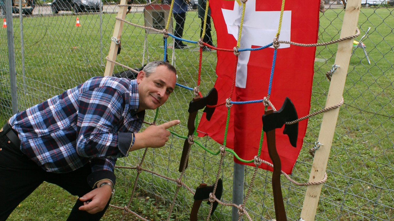 Bauernhof-Teamspiele Basel Witzige Teamspiele auf dem Bauernhof: Strohballen rollen, Hufeisen werfen, Kuh melken, Fahnen schwingen und vieles mehr.
