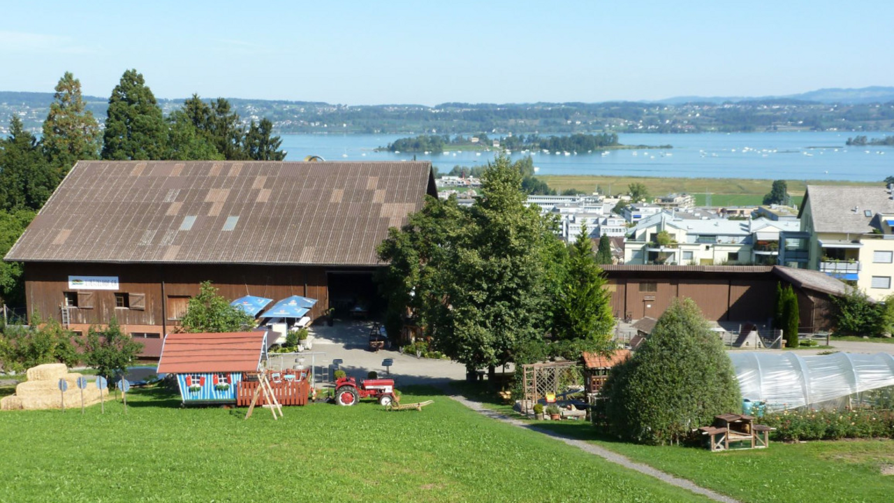 Übernachten auf dem Bauernhof am Zürichsee Unser Erlebnis-Bauernhof liegt oberhalb des Dorfes Pfäffikon im Kanton SZ. Von dieser leicht erhöhten Lage genießt man eine schöne Aussicht auf den Zürichsee.