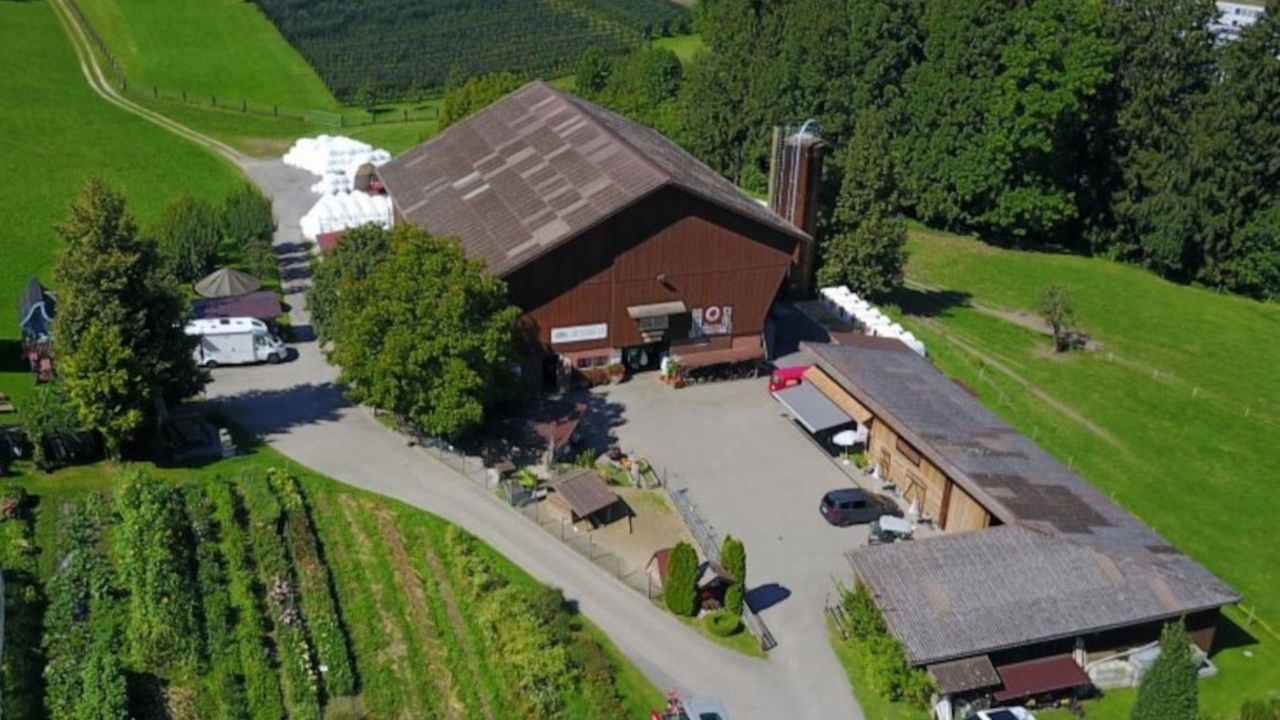 Unser Erlebnis-Bauernhof liegt oberhalb des Dorfes Pfäffikon im Kanton SZ. Von dieser leicht erhöhten Lage genießt man eine schöne Aussicht auf den Zürichsee.