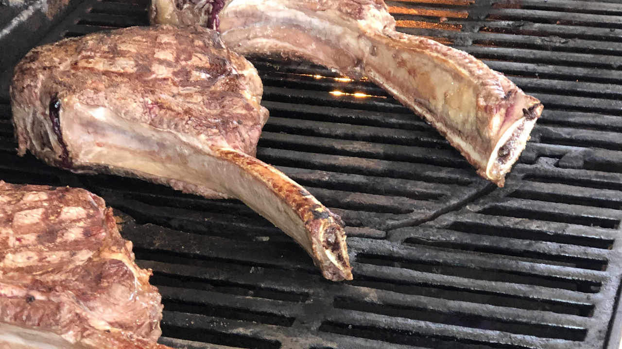 Bei diesem Teamkochen am Grill zeigen wir dir die Kunst des Premium Grillierens. Erlebe einen Grillgenuss vom Holzkohle-, Gas- oder auch Elektrogrill an der Seite eines Grillmeisters.