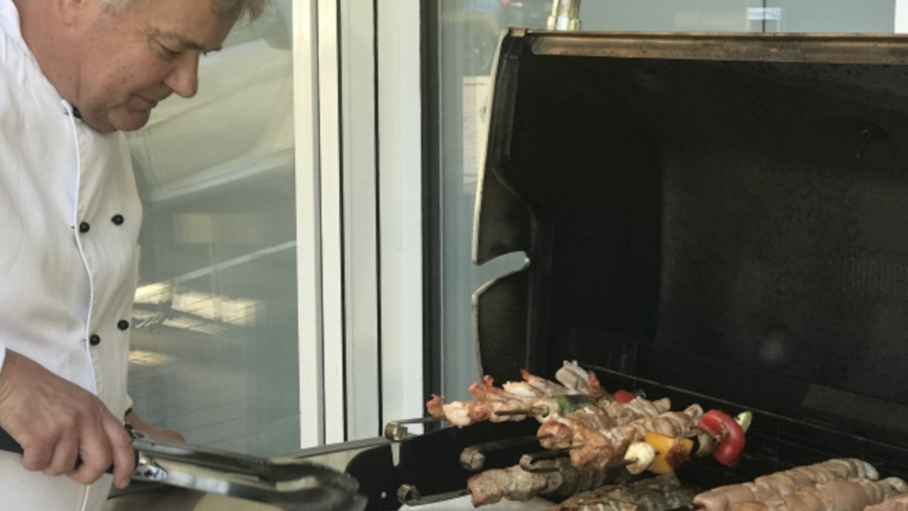 Teamkochen am Grill Basel Bei diesem Teamkochen am Grill zeigen wir Ihnen die Kunst des Premium Grillierens. Erleben Sie einen Grillgenuss vom Holzkohle-, Gas- oder auch Elektrogrill an der Seite eines Grillmeisters.