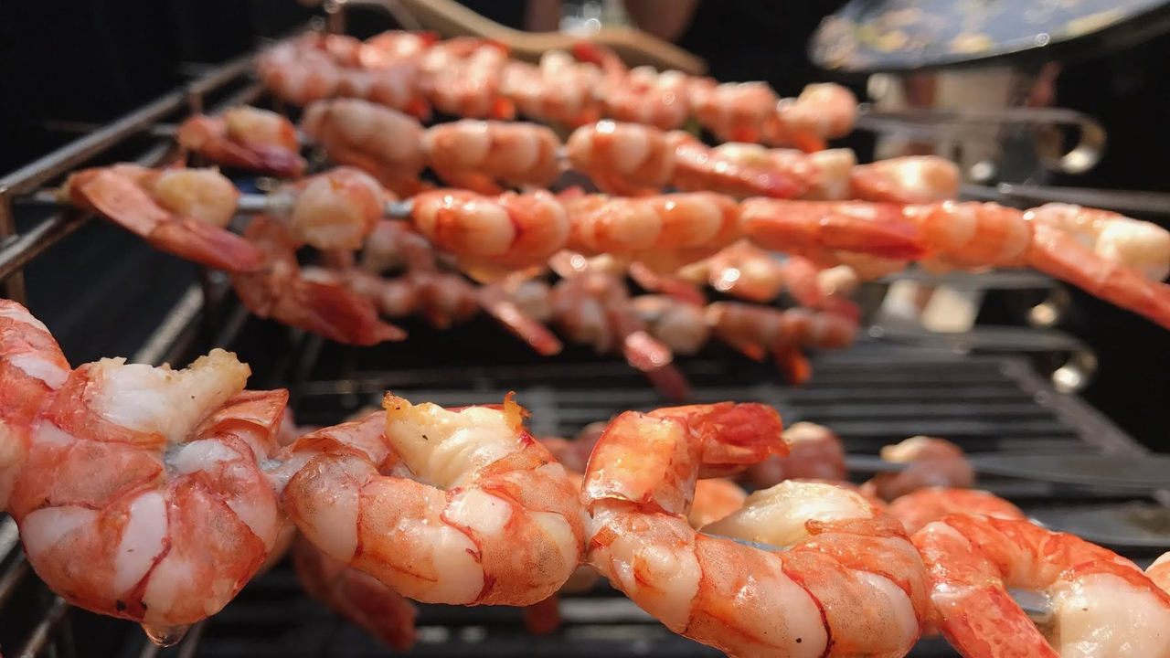 Bei diesem Teamkochen am Grill zeigen wir dir die Kunst des Premium Grillierens. Erlebe einen Grillgenuss vom Holzkohle-, Gas- oder auch Elektrogrill an der Seite eines Grillmeisters.