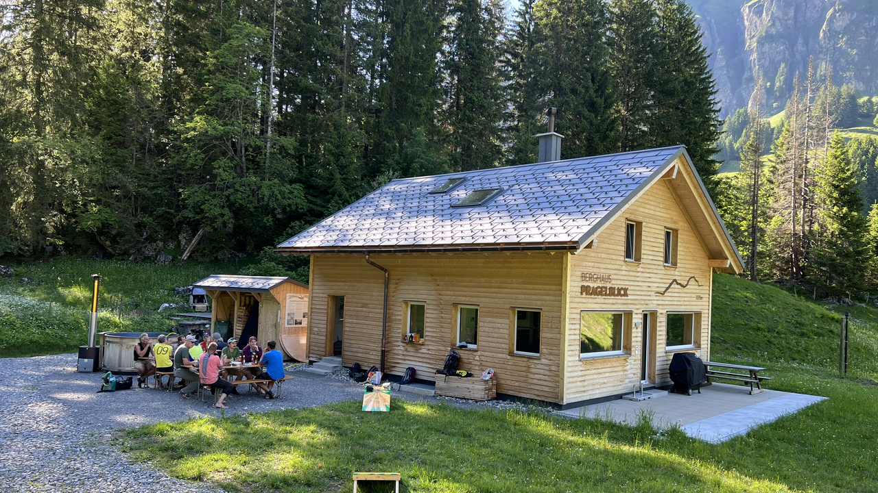 Wenn Sie eine einzigartige und stilvolle Unterkunft inmitten der idyllischen Abgeschiedenheit der Zentralschweizer Berge suchen, dann ist das neue Berghaus genau das Richtige für Sie. Idealer Ausgangspunkt für Team-Events in unberührter Natur.