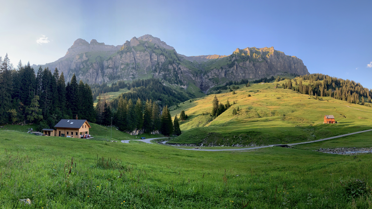 Wenn Sie eine einzigartige und stilvolle Unterkunft inmitten der idyllischen Abgeschiedenheit der Zentralschweizer Berge suchen, dann ist das neue Berghaus genau das Richtige für Sie. Idealer Ausgangspunkt für Team-Events in unberührter Natur.