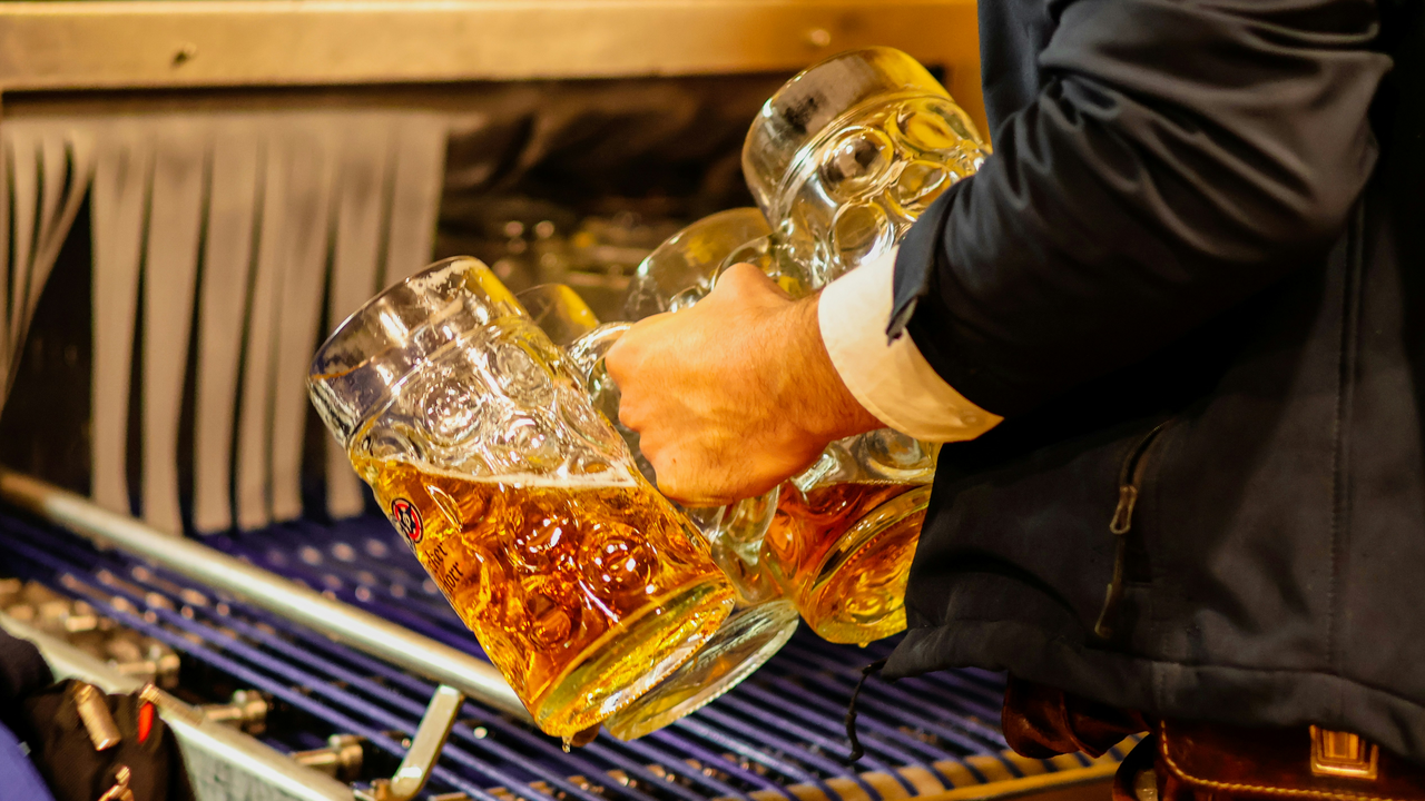 Oktoberfest-Stimmung das ganze Jahr über Oktoberfest-Stimmung das ganze Jahr über: Ein festliches Motto-Event für bis zu 180 Personen. Warum auf das Oktoberfest warten, um endlich in Dirndl, Lederhose oder Edelweiss-Hemd zu schlüpfen?