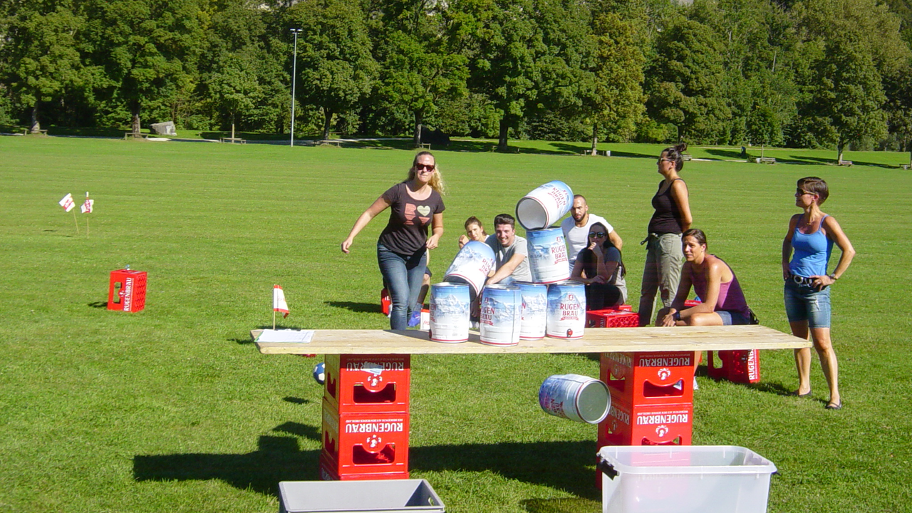 Bier-Fun-Challenge Die abwechslungsreichen Spiele eignen sich hervorragend als Teamtraining oder zur Auflockerung Ihres Ausfluges. Beim Bier-Fun-Wettkampf dreht sich zwar alles ums Bier, doch nicht nur Bierfreunde kommen dabei auf ihre Kosten. Die lustigen Spiele bieten Spass und Spannung für das ganze Team. Das gemeinsame Erlebnis wird Ihnen noch lange in bester Erinnerung bleiben und Ihr Team nachhaltig zusammenschweissen.