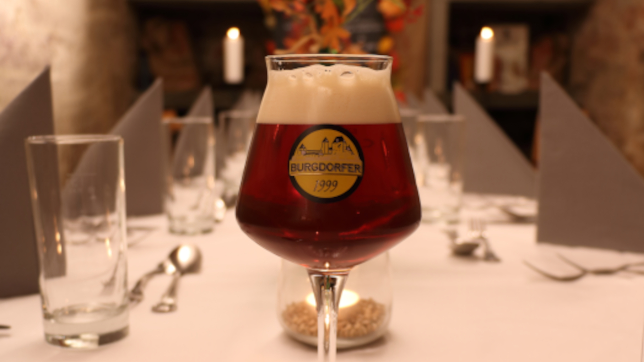 Beer & Dine mit dem Bier-Sommelier: Erhalten Sie einen tiefen Einblick in die Burgdorfer Bierkultur, indem Sie ein diplomierter Biersommelier erst durch die Brauanlage im ehrwürdigen Kornhaus, später durch einen Viergänger mit Bierbegleitung im Burgdorfer Schützenhaus führt.
