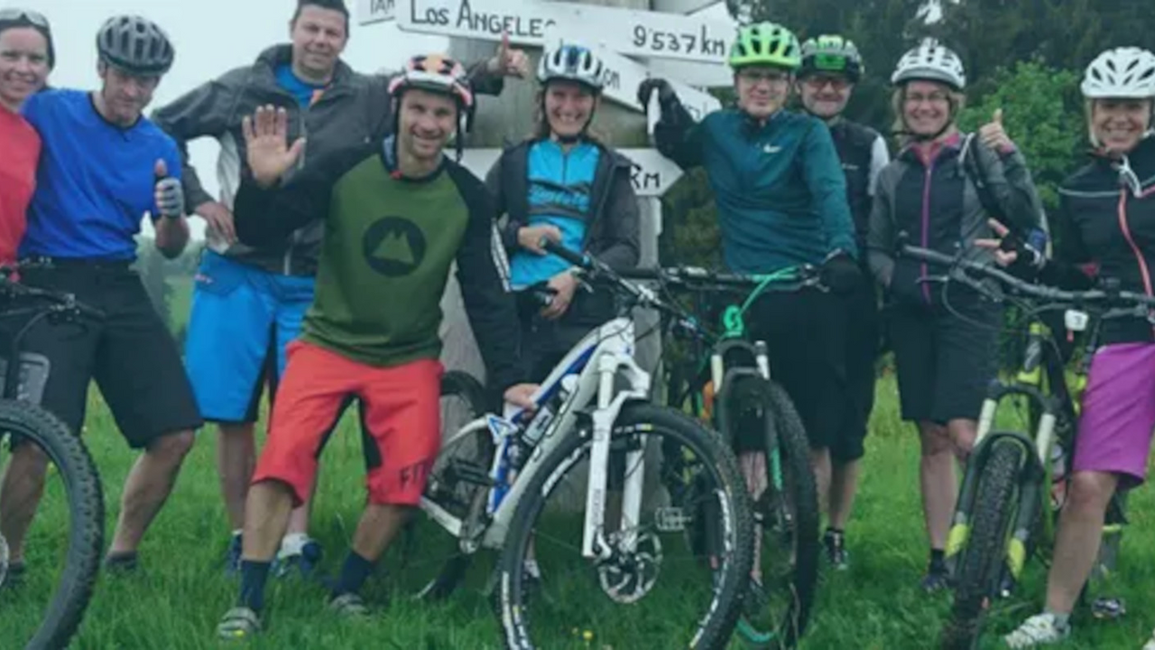 Biktour Teamausflug Sie lieben das Biken und planen eine Tour mit Gleichgesinnten? Dann seien Sie Teil einer unvergesslichen Gruppen-Biketour, die Ruhe und Idylle im Emmental bietet. Begleitet von einem ortskundigen Guide erkunden wir die Voralpen des Emmentals und folgen dem Weg entlang der Schrattenfluh. Die unberührte Natur erleben und kulinarische Highlights aus der Emmentaler Region machen diese Tagestour zu einem wundervollen Erlebnis.