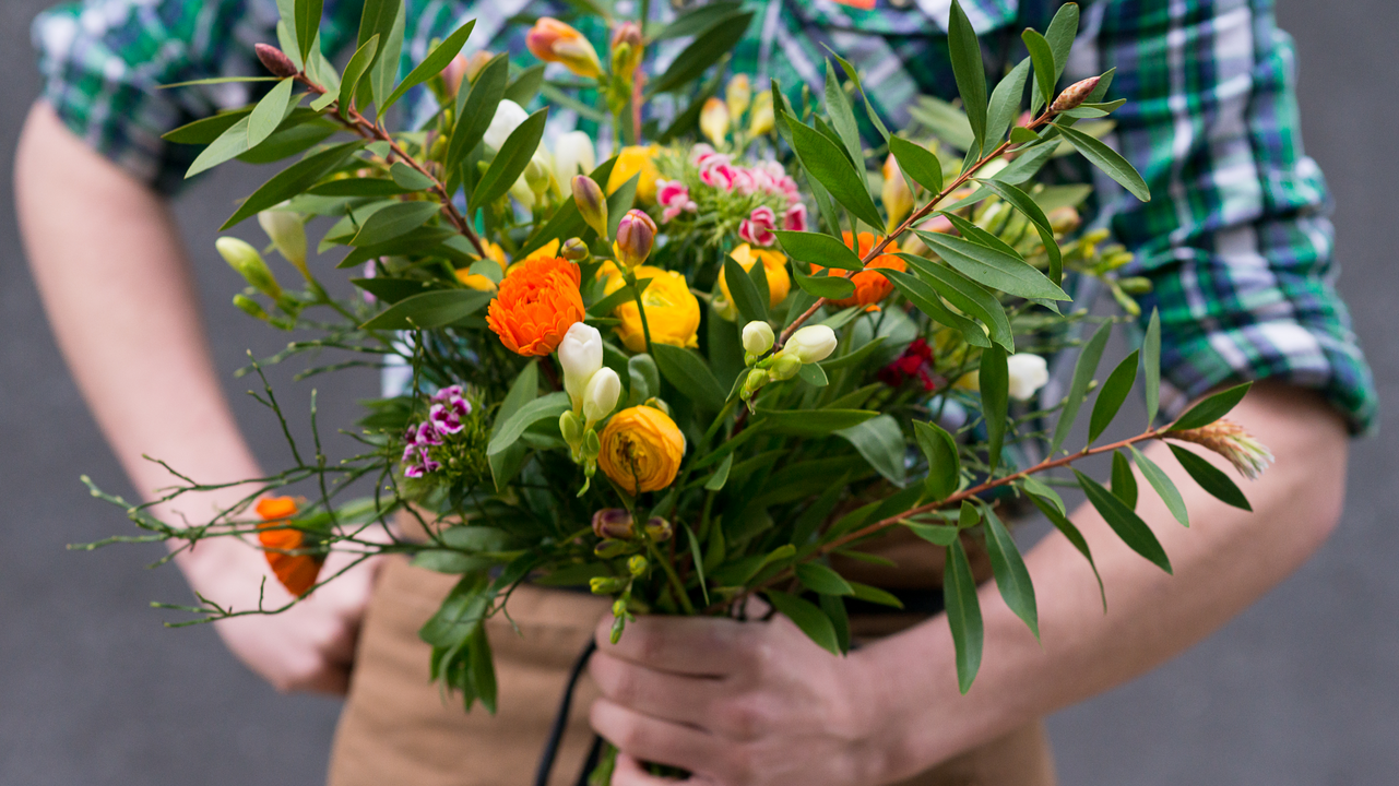 Ihr möchtet lernen, aus einer Auswahl von Blumen einen bunten, saisonalen Strauss zu binden? Im 2-stündigen Kurs erfährt ihr alles Wichtige über Schnittblumen und in welcher Vase ihr sie optimal präsentiert.