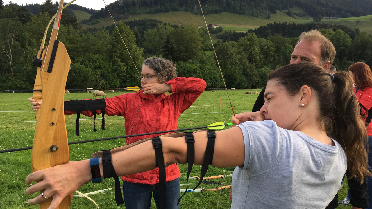 Bogenschiessen Auf unserem mobilen Schiessstand treffen Sie bestimmt bald wie Robin Hood ins Schwarze. Unter Anleitung unserer Guides versuchen Sie Ihr Glück. Nach ein paar Probeschüssen gilt es ernst.