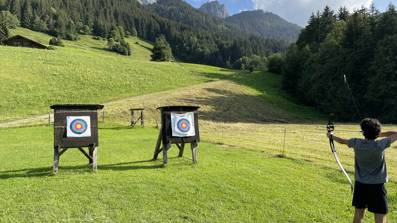 Bogenschiessen & Luftgewehrschiessen - Der treffsichere Event in Gstaad und Umgebung Suchen Sie Spass, Abwechslung und Spannung? Dann ist Bogenschiessen genau das Richtige für Sie, Ihre Kinder, Freunde und Familie. Auch als als Teambuilding-Event ist Bogenschiessen die perfekte Aktivität.
