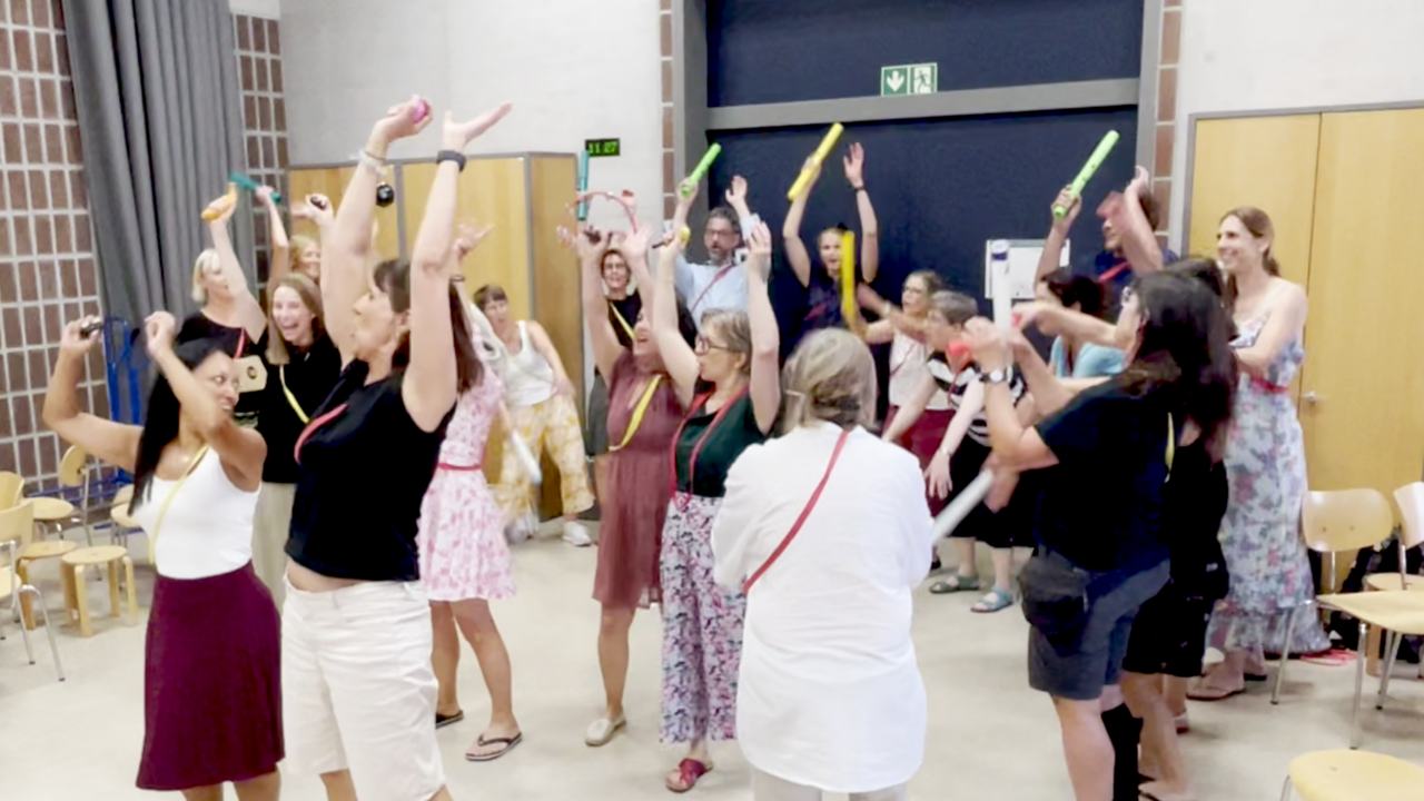 "Das Team-Duell ohne Grenzen" lädt zu einem lebendigen Workshop ein, bei dem zwei Gruppen in einer Reihe von lustigen und aufregenden Disziplinen gegeneinander antreten – da bleibt kein Auge trocken! Keine Vorkenntnisse nötig, Dauer des Workshops ca. 100min., schweizweit möglich.