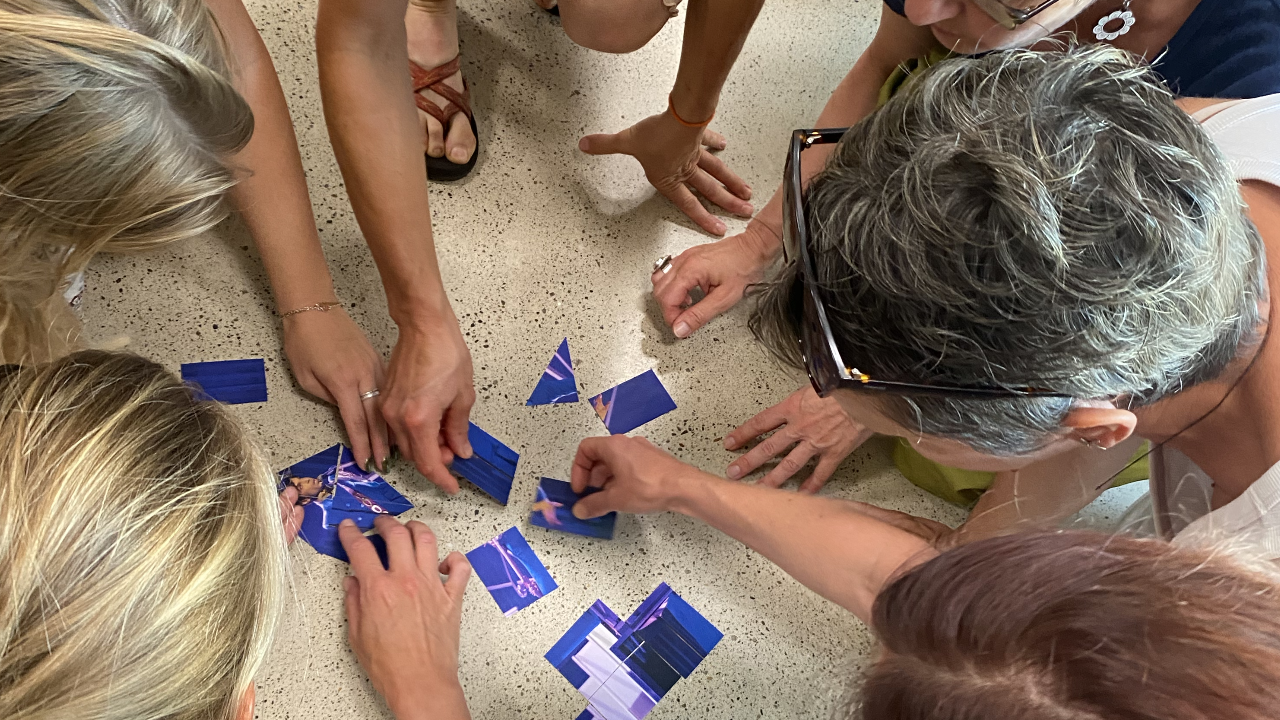 "Das Team-Duell ohne Grenzen" lädt zu einem lebendigen Workshop ein, bei dem zwei Gruppen in einer Reihe von lustigen und aufregenden Disziplinen gegeneinander antreten – da bleibt kein Auge trocken! Keine Vorkenntnisse nötig, Dauer des Workshops ca. 100min., schweizweit möglich.