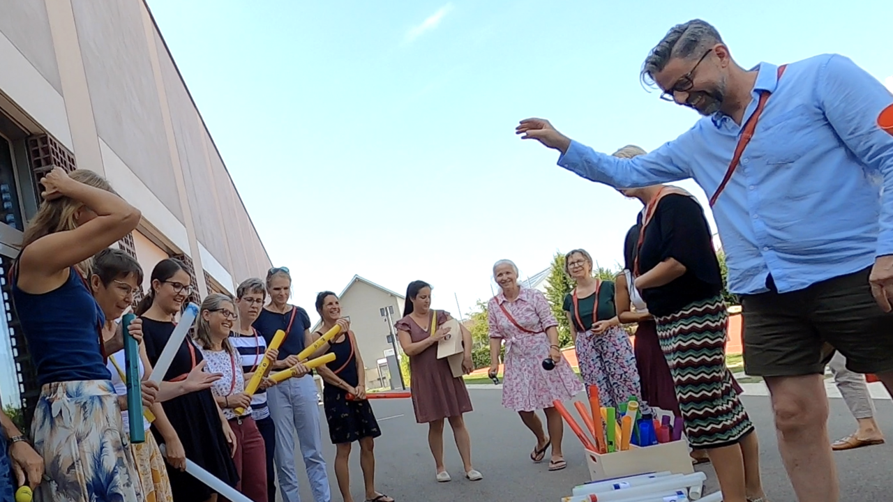 TEAM OHNE GRENZEN! Teamwork, Musik & Ratespass "Das Team-Duell ohne Grenzen" lädt zu einem lebendigen Workshop ein, bei dem zwei Gruppen in einer Reihe von lustigen und aufregenden Disziplinen gegeneinander antreten – da bleibt kein Auge trocken! Keine Vorkenntnisse nötig, Dauer des Workshops ca. 100min., schweizweit möglich.