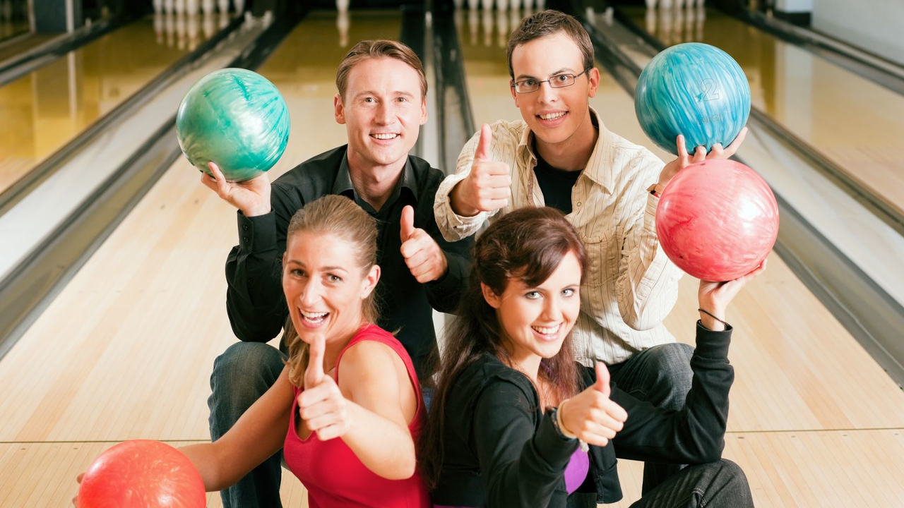 Bowling und Pizzaplausch Vergnügen Sie sich mit Ihrem Team wetterunabhängig indoor bei allerlei lustigen Aktivitäten und geniessen Sie das anschliessende Essen nach Wahl. Bei der Team-Challenge erleben Sie Spass im Team und geniessen danach einen Schmaus vom Grill oder ein Pizzaplausch. Während Ihr Essen zubereitet wird, messen Sie sich in Kleingruppen mit Ihren Kollegen. Der Mehrkampf mit acht lustigen Disziplinen richtet sich explizit an Jung und Alt. Vorkenntnisse werden keine benötigt, der Spass und die Stärkung des Teamgeists stehen im Vordergrund.