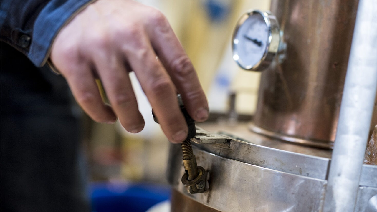 Brennworkshop Teams werden in der Brennerei mit einem hausgemachten Apéro-Getränk herzlich begrüsst. Dabei lernen sie die Berner Brennerei kennen und werden in die Welt des Gins eingeführt. Sie erfahren Vielseitiges über die Rohstoffe, die Herstellung sowie die Sensorik dieser Spirituose. Danach erarbeiten sie gemeinsam eine Team-Gin-Rezeptur und brennen diese im Brennhafen. Zum Schluss wird das kreierte Getränk degustiert und angestossen. Alle Teilnehmenden nehmen ein kleines Fläschchen vom Selbstgebrannten mit nach Hause.