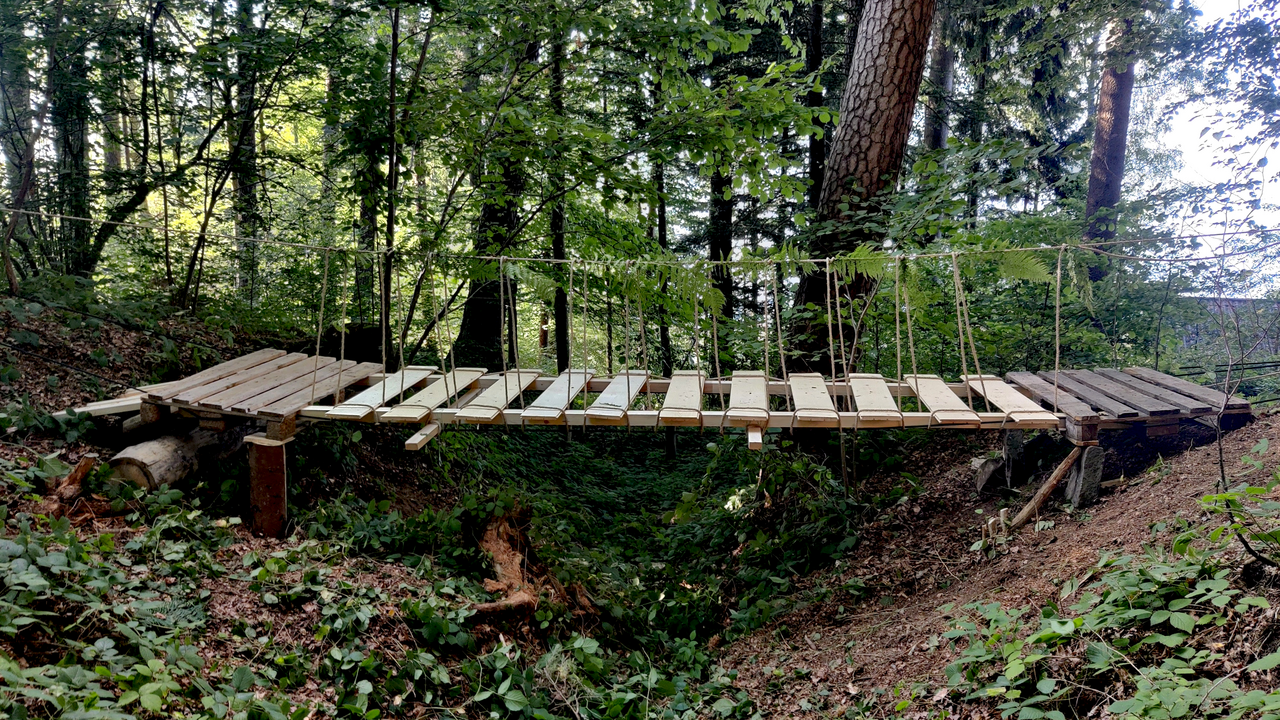 Brückenbau - Im Team Schluchten überwinden Baut gemeinsam in vorgegebener Zeit eine stabile Brücke aus Holz und überwindet gemeinsam Schluchten. Spätestens hier wird klar, wer Denker und wer Macher ist. Jeder Teilnehmer trägt für sich persönlich einen Sieg nach Hause.
