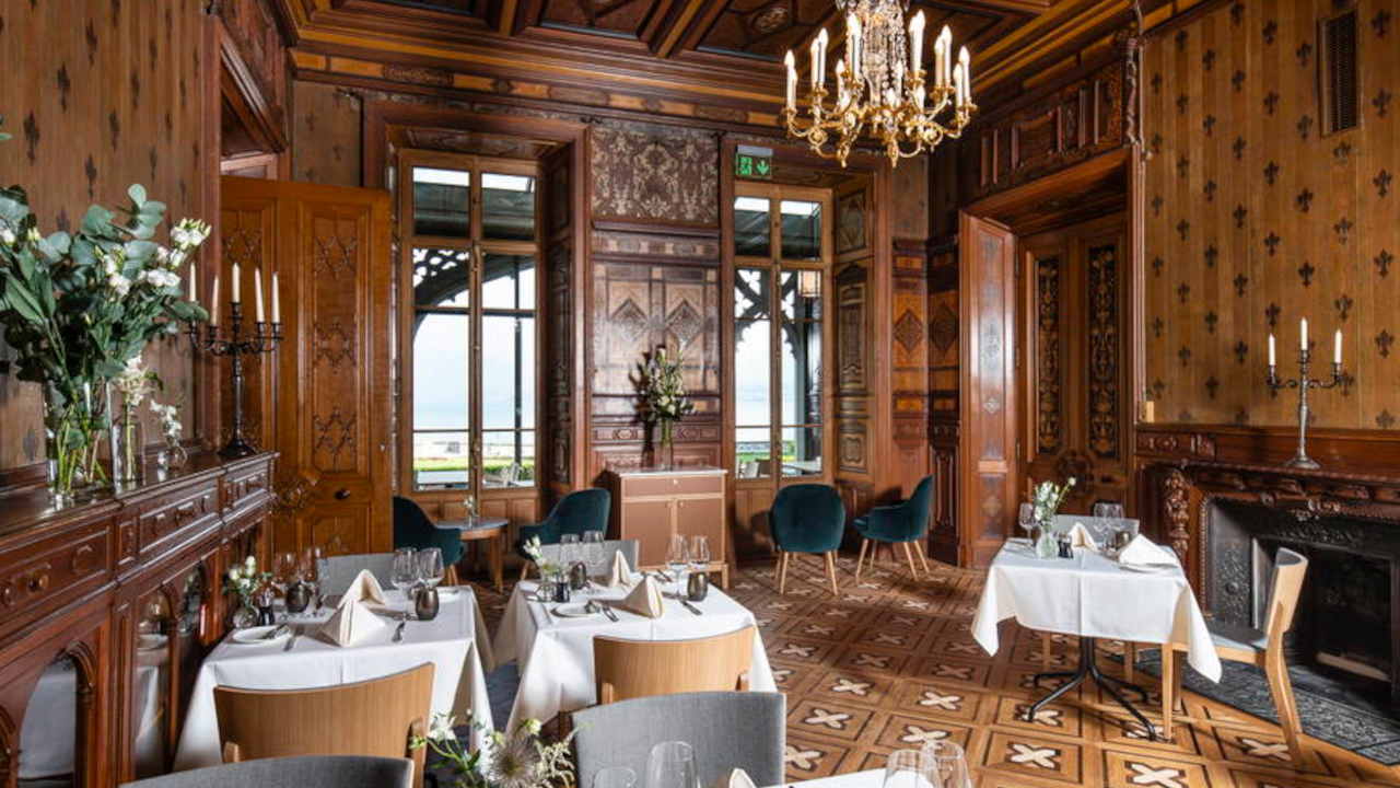 Frühstück im Schloss Edle Tapeten, Seeblick, majestätische Berge. Geniessen Sie ihr Frühstück auf der Sonnenseite und lassen Sie sich von uns verwöhnen. Das Schloss-Frühstück servieren wir Ihnen täglich ab 8.30 Uhr bis 11.00 Uhr.