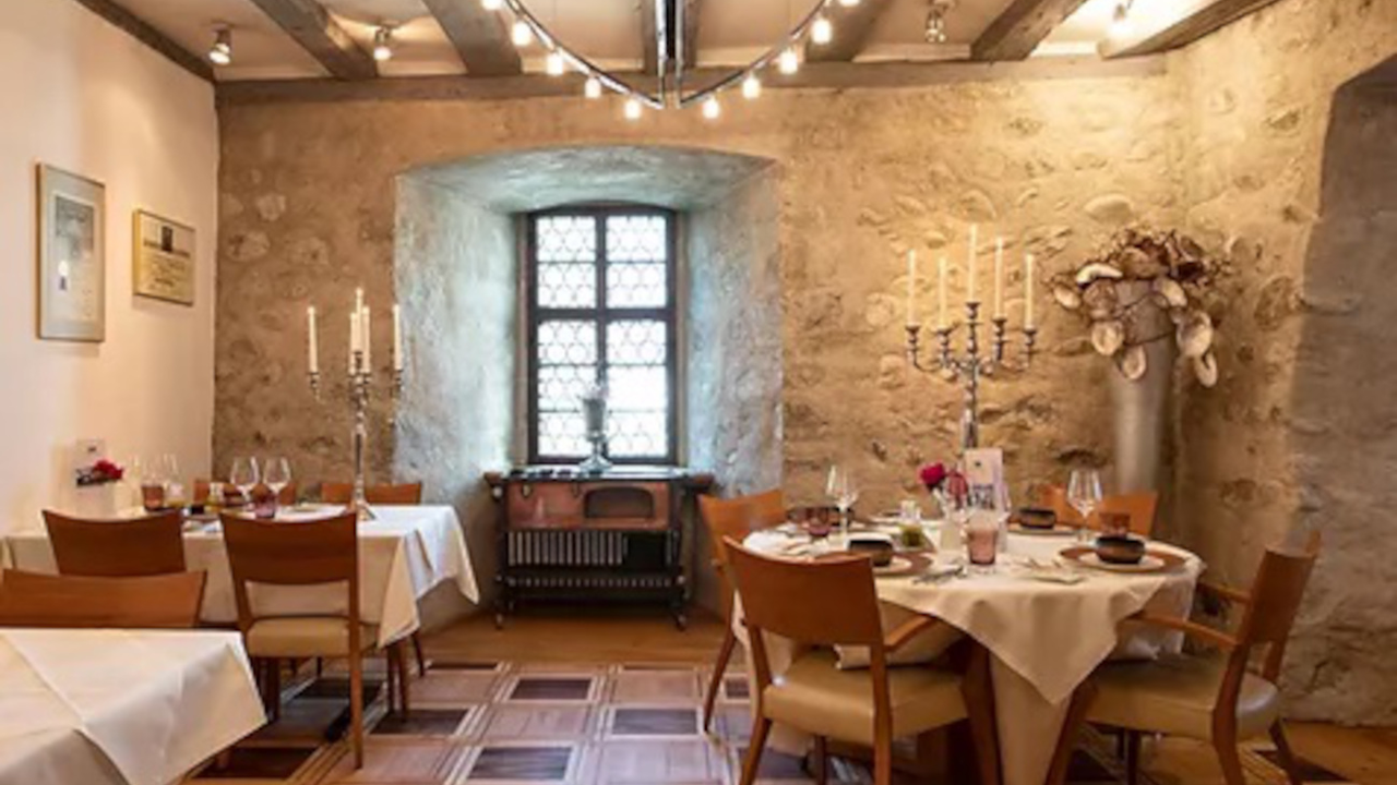 Candle Light Dinner Lassen Sie sich mit Ihrer liebsten Person bei einem romantischen Abendessen in unserem historischen, gourmet Restaurant-Hotel am Bodensee so richtig verwöhnen. Starten Sie mit einem Glas Champagner in den Abend und geniessen Sie danach ein feines 4-Gang-Menü, das keine Wünsche offen lässt.