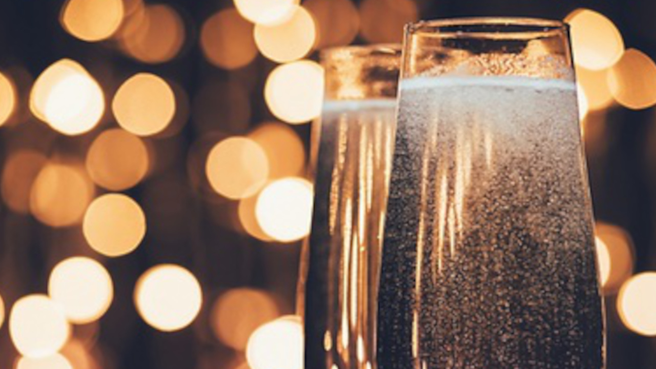 Candle Light Dinner Lassen Sie sich mit Ihrer liebsten Person bei einem romantischen Abendessen in unserem historischen, gourmet Restaurant-Hotel am Bodensee so richtig verwöhnen. Starten Sie mit einem Glas Champagner in den Abend und geniessen Sie danach ein feines 4-Gang-Menü, das keine Wünsche offen lässt.